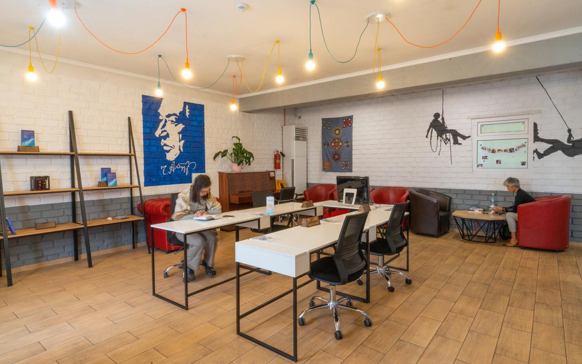 Ololofreelander Hostel&Coworking Бишкек Екстериор снимка